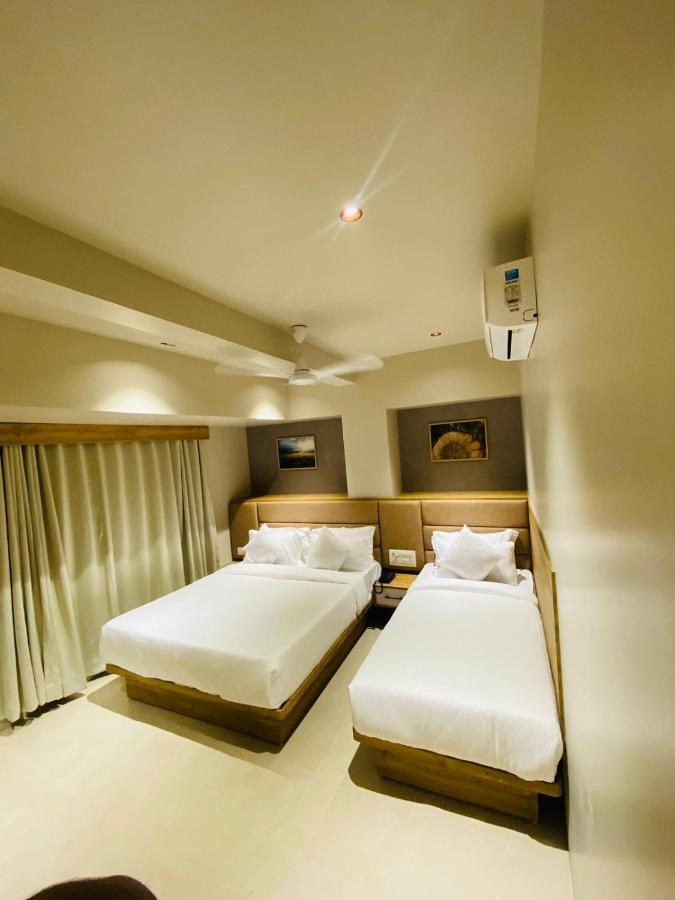 Hotel Amber Paramount Мумбаи Экстерьер фото