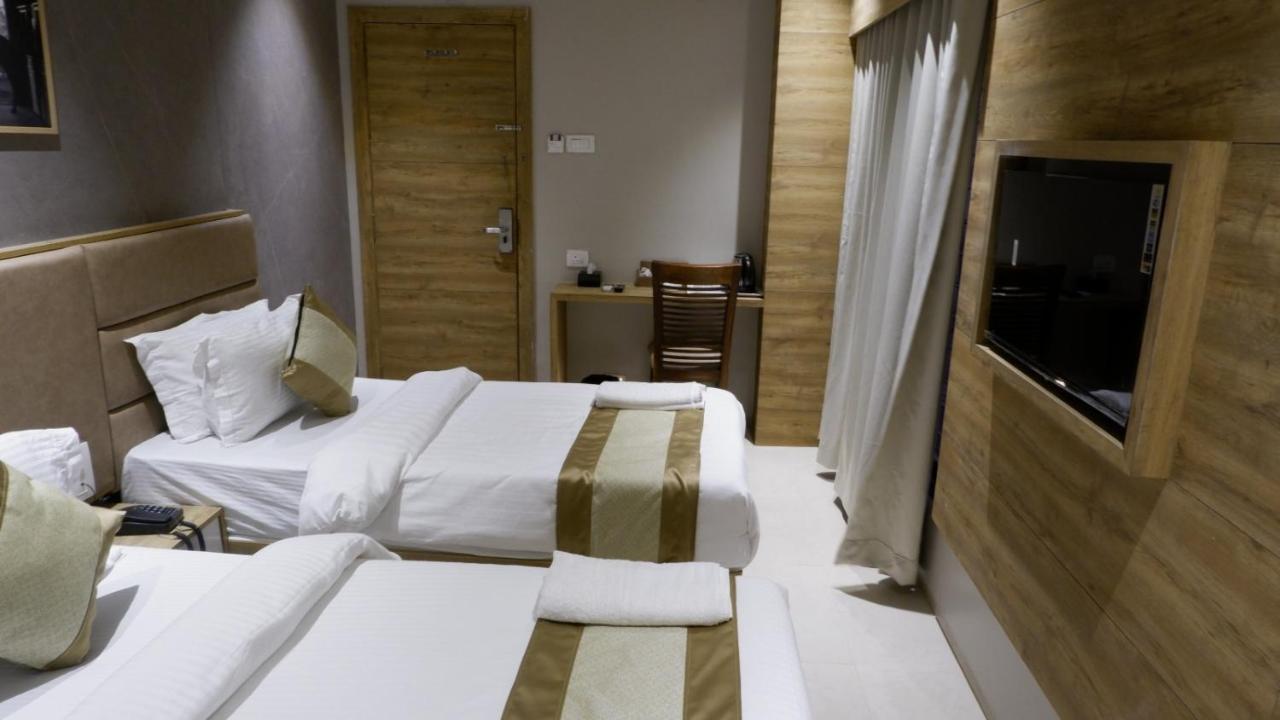 Hotel Amber Paramount Мумбаи Экстерьер фото