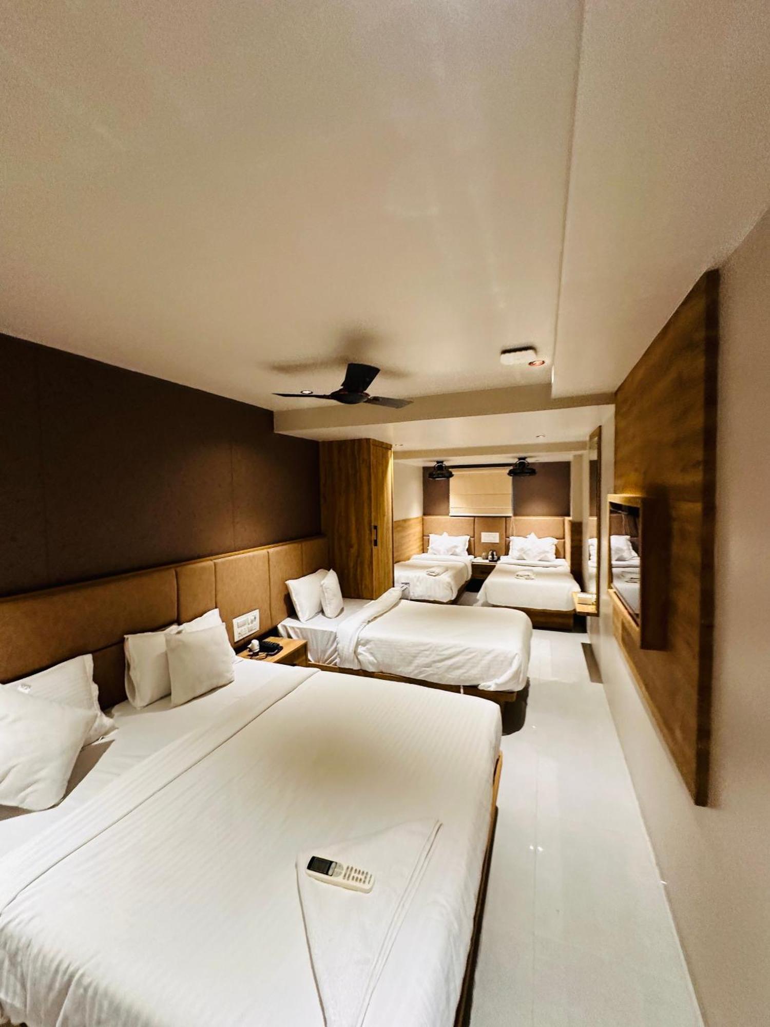 Hotel Amber Paramount Мумбаи Экстерьер фото
